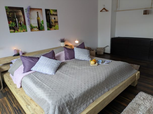 Schlafzimmer mit Doppelbett