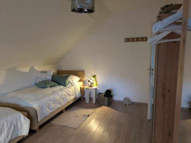 Schlafzimmer mit zwei Einzelbetten